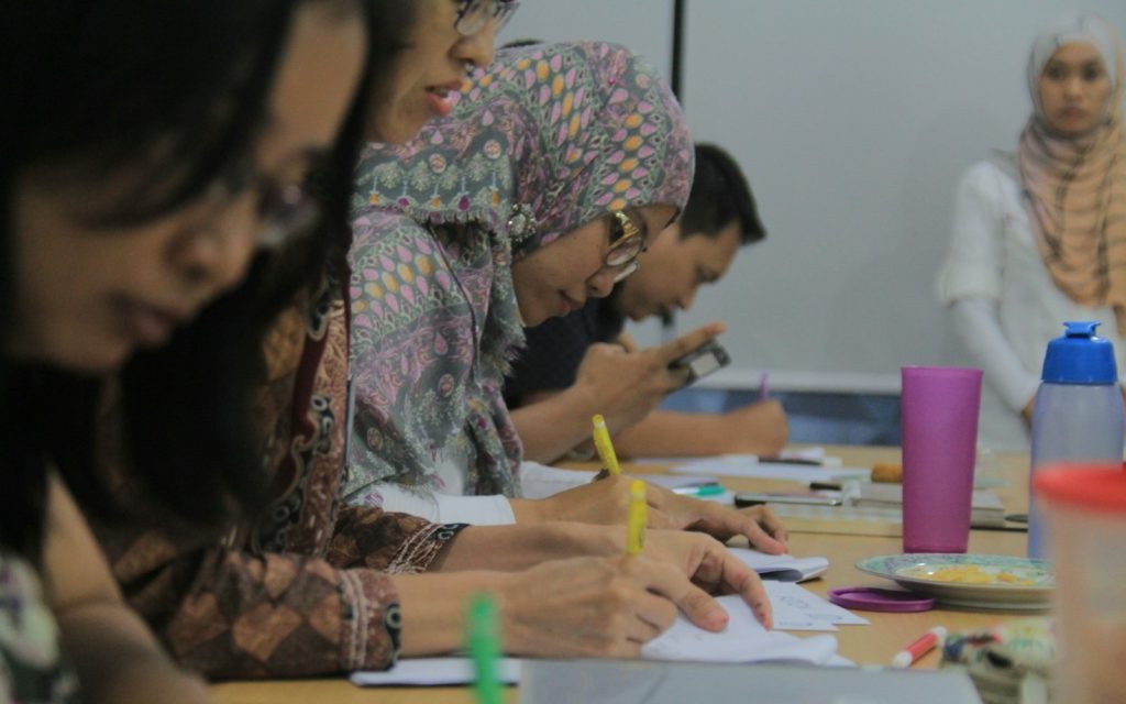 Guru menilai hasil belajar