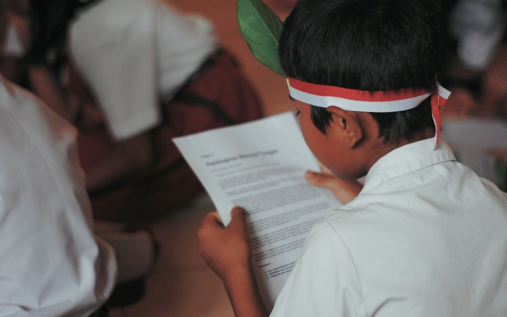 Anak membaca buku