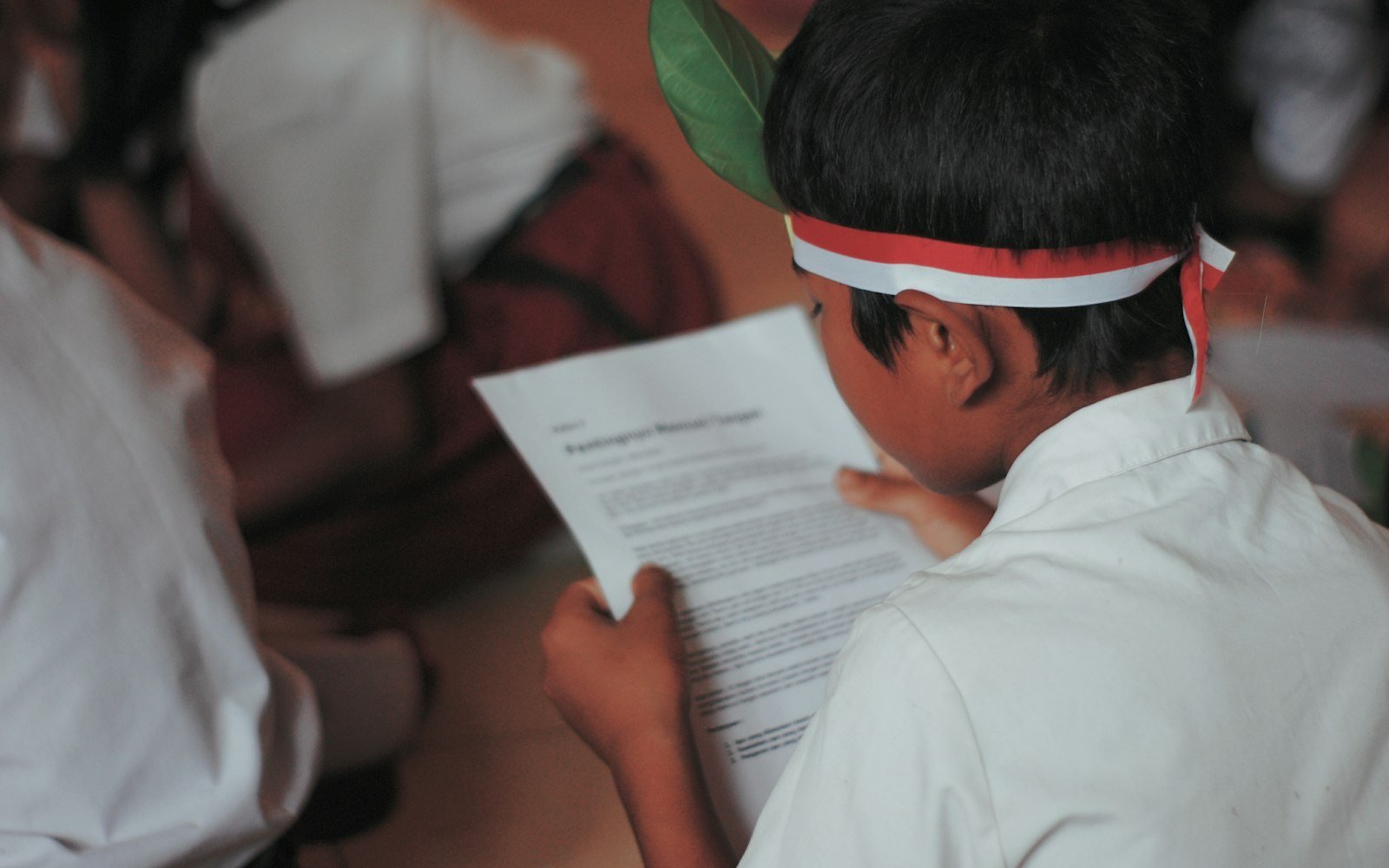 Anak membaca buku